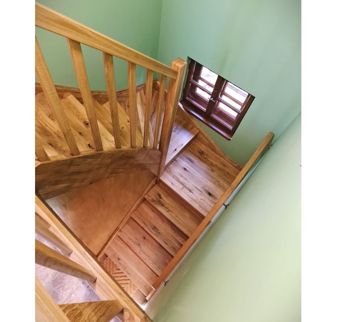 Schody samonośne z balustradą